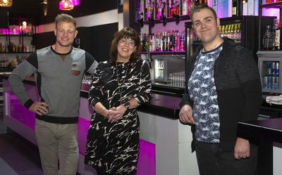 Heidy Lingenaar tussen haar zoons Jeffrey (links) en Dennis. Jeffrey is mede-eigenaar van Limbo in Emmen, Dennis bezoekt daar de speciale uitgaansavonden voor mensen met een verstandelijke beperking.