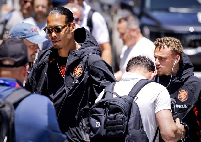 Virgil van Dijk en Noa Lang arriveren in Kansas.