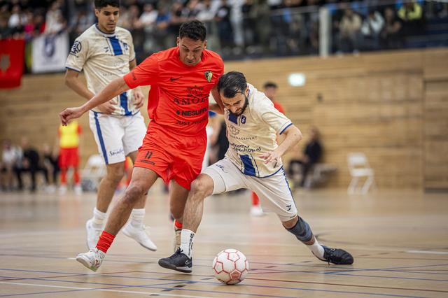 Karim Layeb (links), maker van de openingsgoal van PKC'83, in duel met Mohamed Ettajiri, de gevaarlijkste man van Olympic.