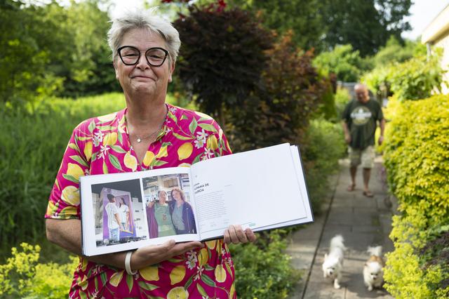 Door persoonlijke omstandigheden raakte het contact jaren geleden wat verwaterd maar sinds een jaar of acht is weer intensief contact, zegt Ageeth. Ze toont een foto (r) van haar en haar Spaanse vriendin. Op de achtergrond haar man, met de hondjes Chili en Pepper.
