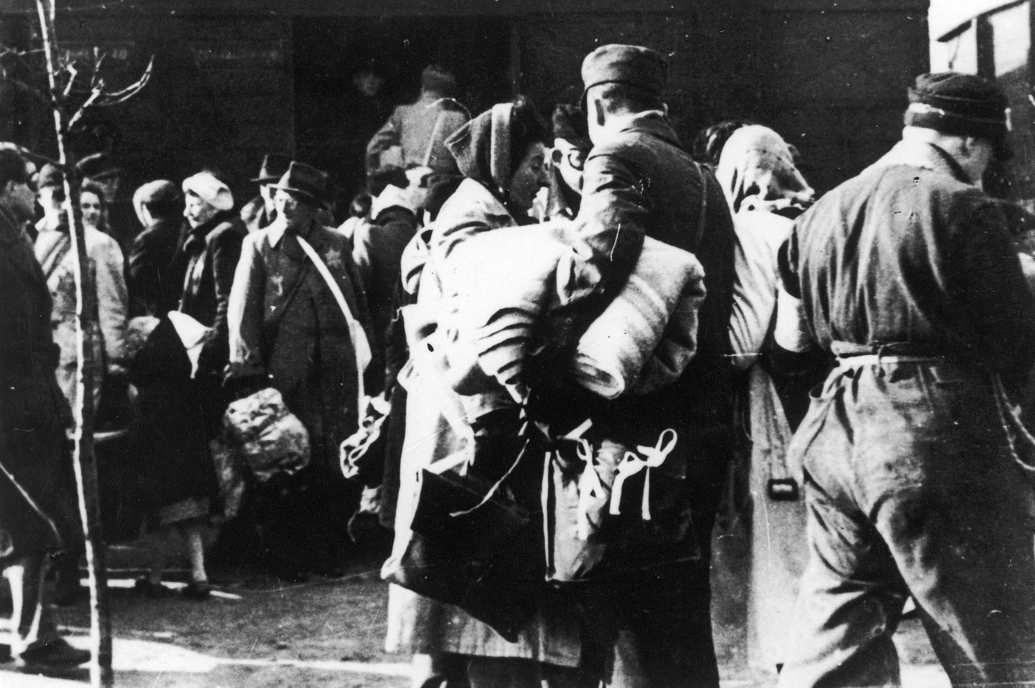 Een foto van een van de transporten die uit Westerbork vertrok.