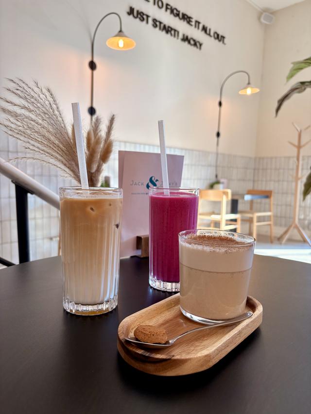 Iced latte met karamel, Pink paradise en chai latte.