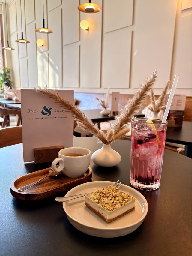 Espresso, cheesecake en llimonade.