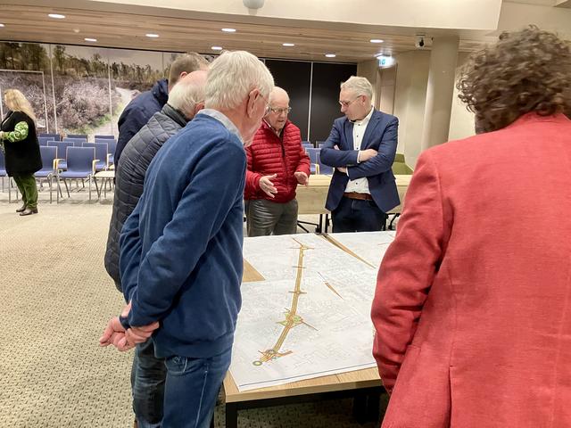 Wethouder Jan Schipper in gesprek met een inwoner van Beilen.