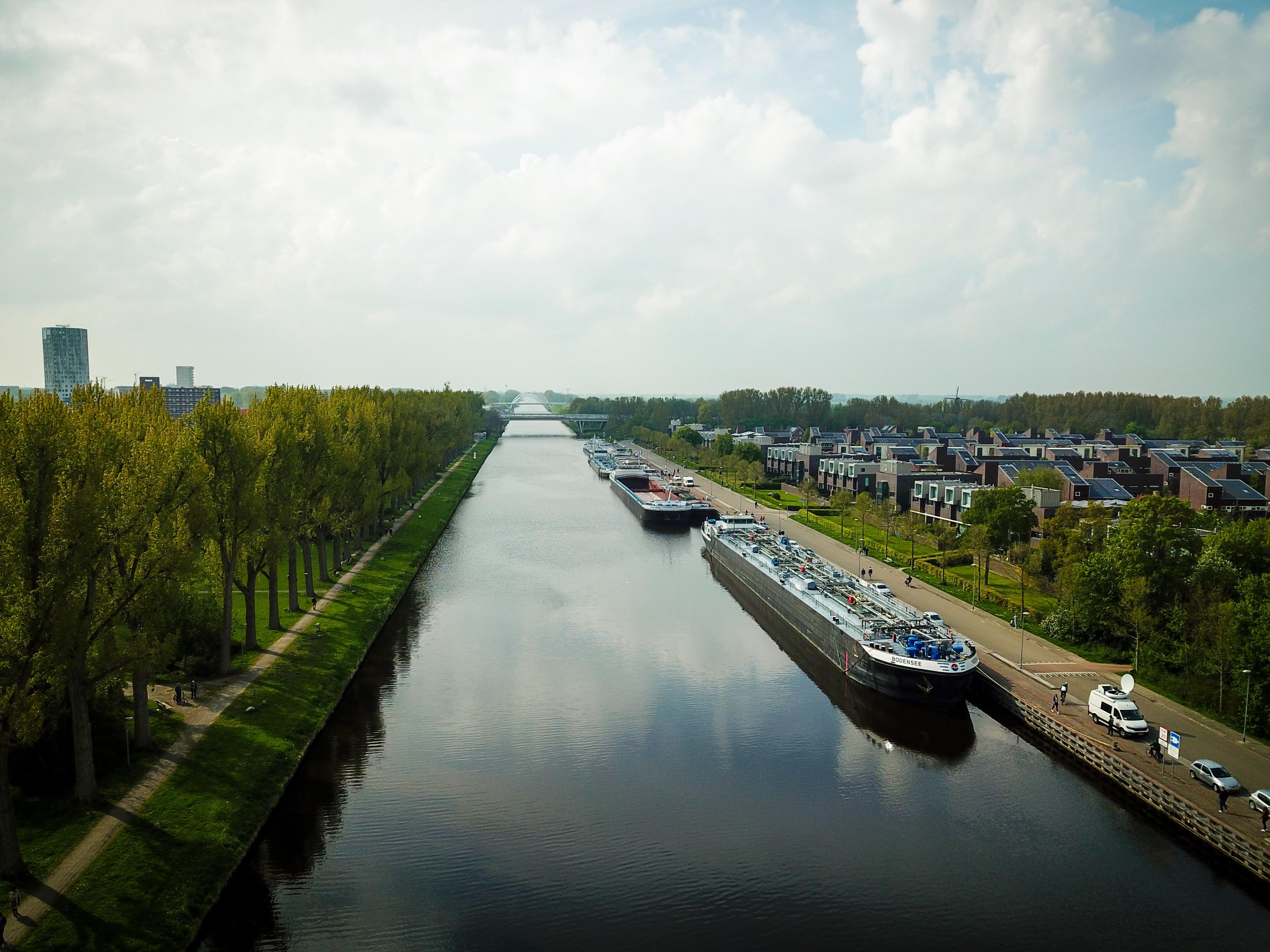Schepen wachten in het van Starkenborghkanaal omdat de Gerrit Krolbrug kapot is. 