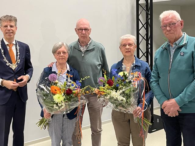 Koninklijke onderscheidingen waren er in Doezum voor de dames Stokroos-Steursma (links) en Olthoff-Van der Vinne hier geflankeerd door hun respectievelijke echtgenoten.