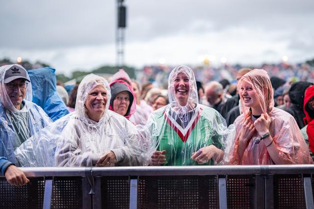 Uitgerekend op het moment dat Snow Patrol het  podium opstapt, gaat de hemel boven Groningen open.