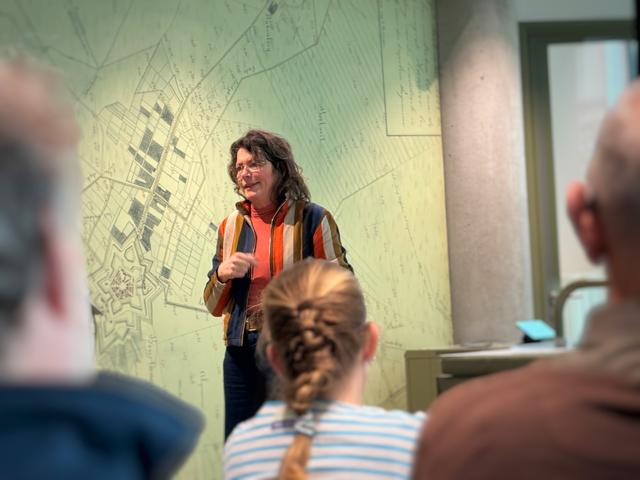 Corrie Tijsseling tijdens de lezing in Groninger Archieven.