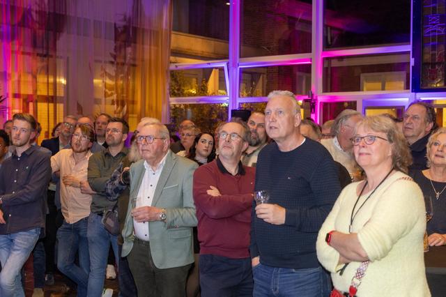 Ingespannen kijken naar de uitslagen van de stembureaus in Hoogeveen.