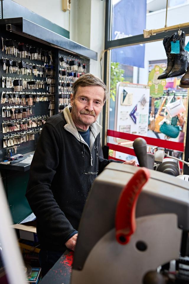 Schoenmaker Peter Satijn uit Assen zit flink in de lappenmand. Op oudejaarsdag brak hij zes ribben en vorige maand kreeg hij een herseninfarct. 
