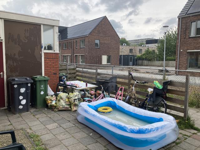 De bewoners van dit huis gaan binnenkort naar de nieuwbouw aan de overkant.