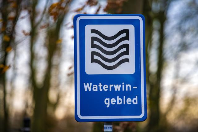 De strenge regels in de waterwingebieden ten spijt sijpelen er steeds meer kwalijke stoffen in het grondwater. 
