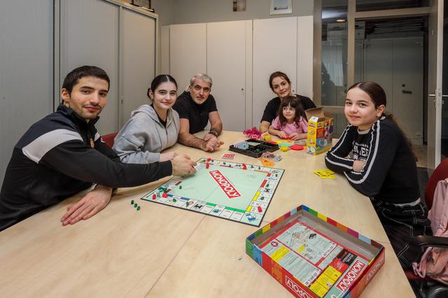 De Familie Babayants uit Oezbekistan leeft nu zo'n zestien maanden in de kerk van Kampen.