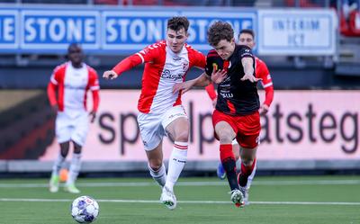 Jari Vlak namens FC Emmen in duel met Mats Wieffer van Excelsior Rotterdam.