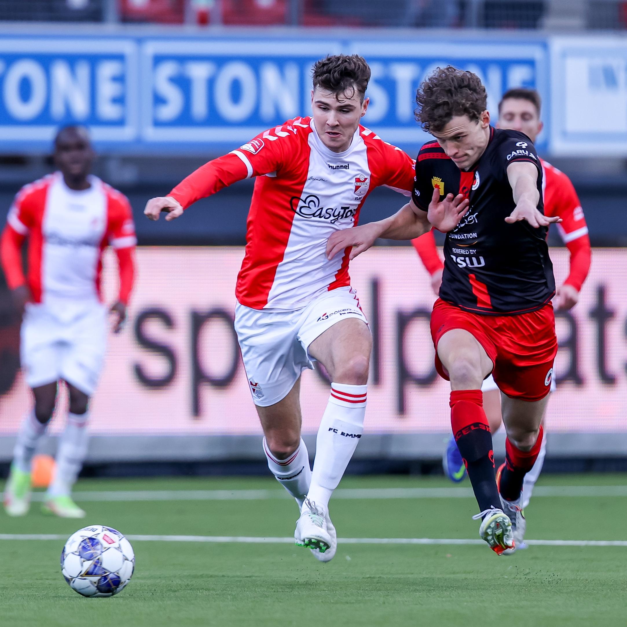 Jari Vlak namens FC Emmen in duel met Mats Wieffer van Excelsior Rotterdam.