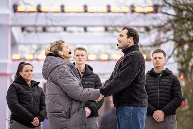 Roxeanne Hazes (Maria) en Milan van Waardennburg (Jezus) repeteren hun duet. 
