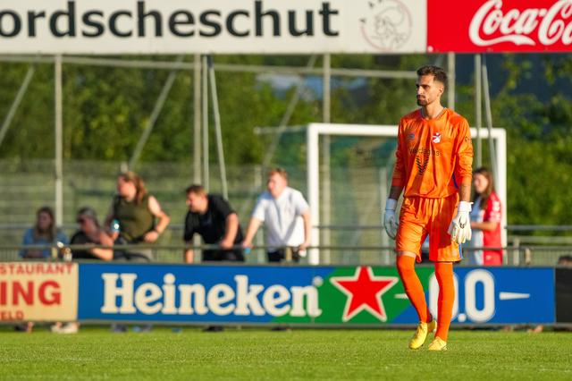 Luxemburger André Barrela verdedigde het doel van FC Emmen in de wedstrijd tegen v.v. Noordscheschut.