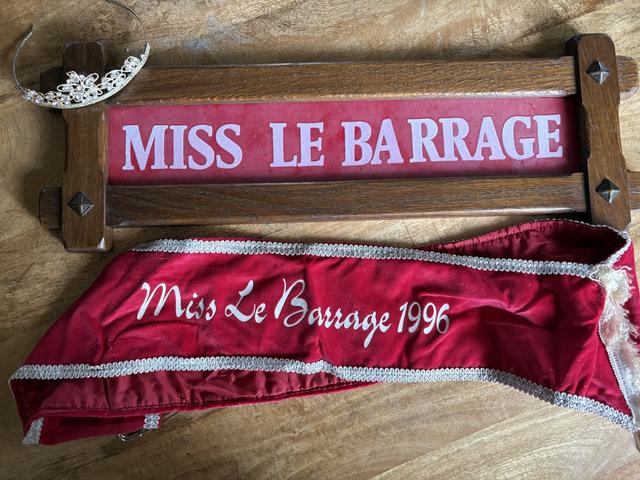Een deel van de dingen die Dunja kreeg na haar uitverkiezing van Miss Le Barrage 1996. 