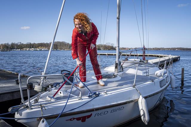 Jolien Eijkhout schrobt het dek van haar 'Red Bird'. 
