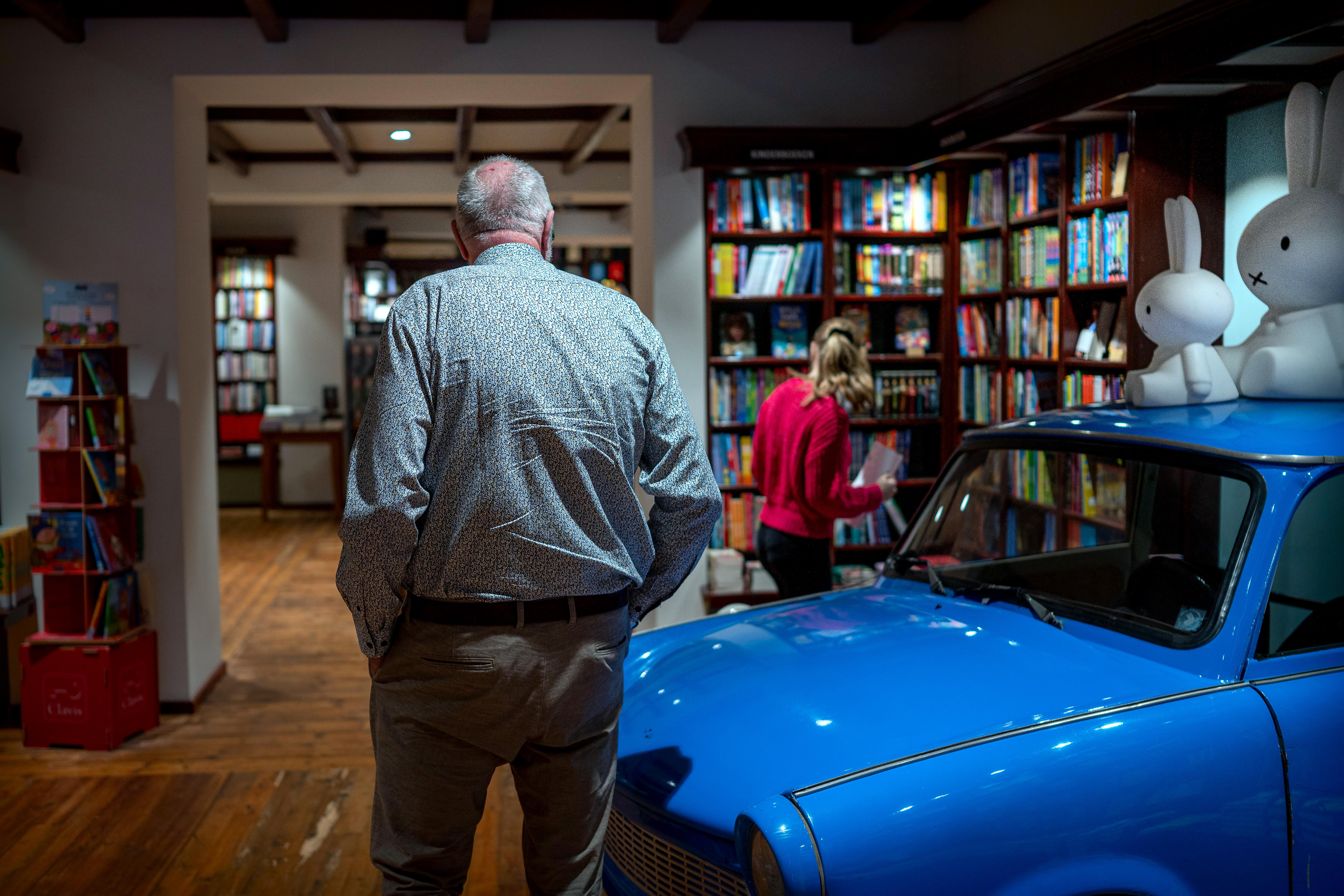 Boekhandel Riemer is een bekende naam in Groningen. De winkel heeft krakende houten vloeren, grote houten boekenkasten en verschillende zithoekjes. Voor boekenwormen voelt het fijn oud, warm en knus.