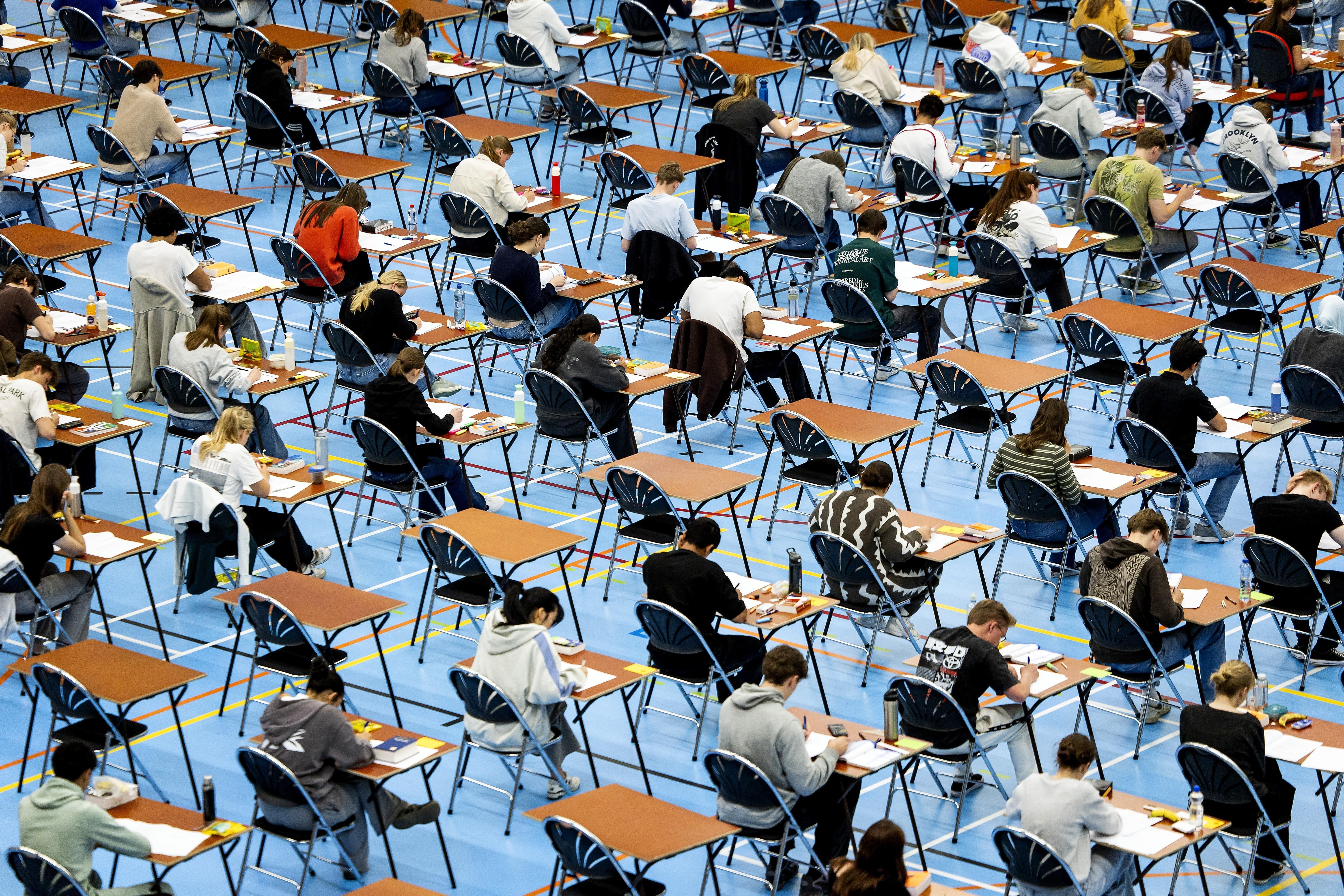 Eindexamenleerlingen tijdens hun eerste examen op een middelbare school. 
