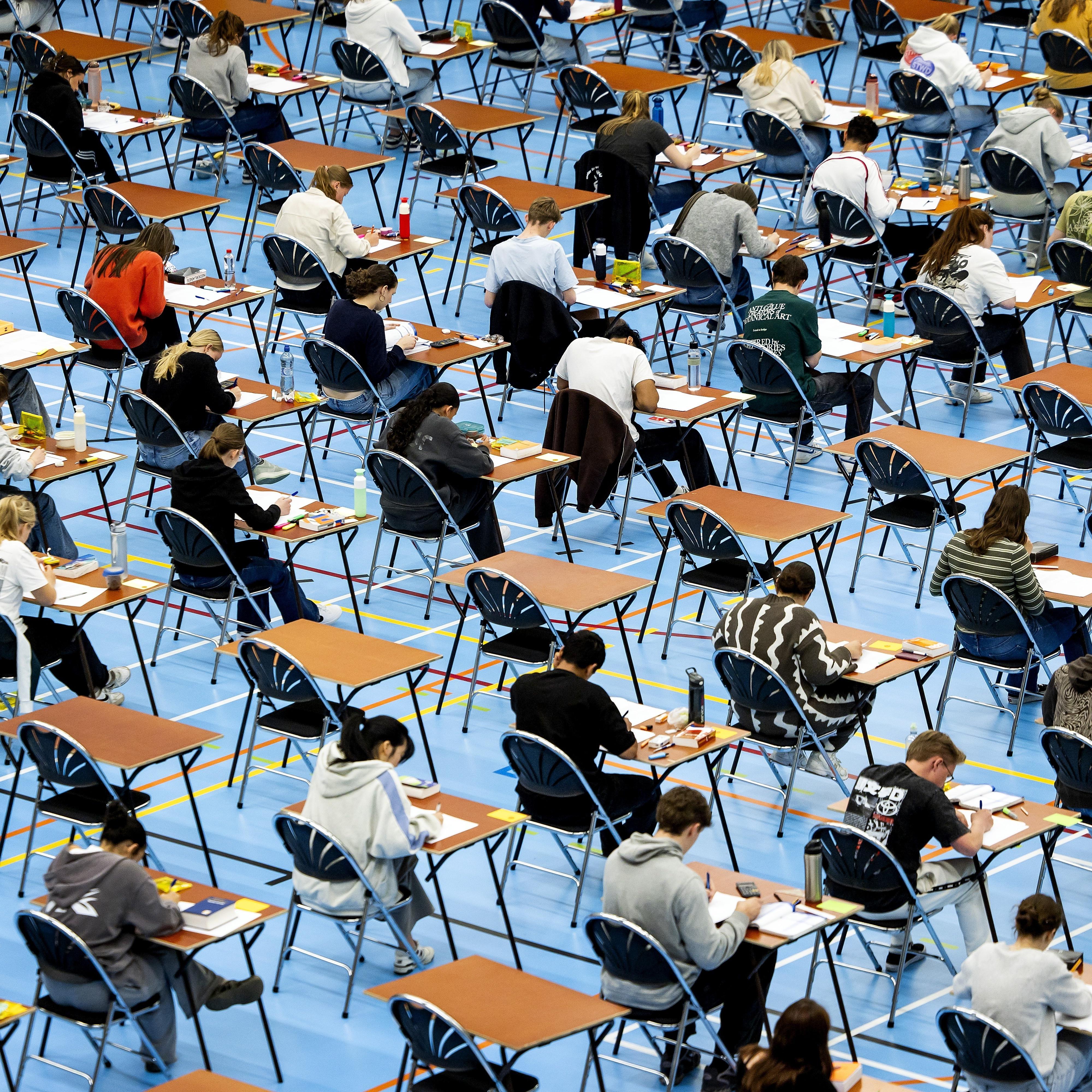 Eindexamenleerlingen tijdens hun eerste examen op een middelbare school. 