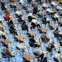 Eindexamenleerlingen tijdens hun eerste examen op een middelbare school. 