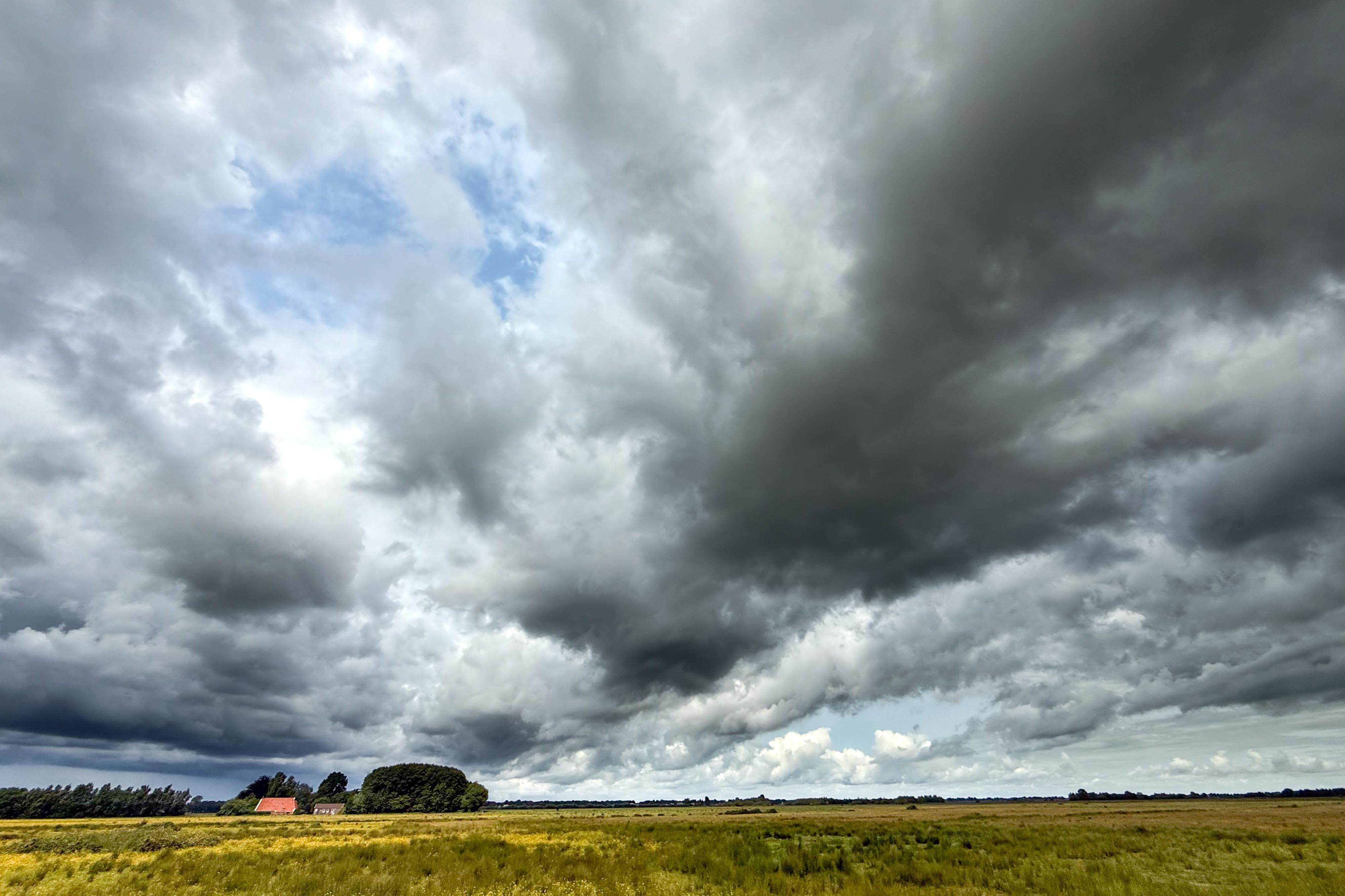 Donkere wolken boven Kolham.