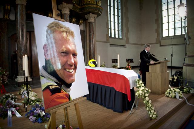 De uitvaart van zoon Dick in de Martinikerk in Groningen. Minister van justitie Ivo Opstelten houdt een toespraak. Toen hij burgemeester was van Delftzijl, beëdigde hij Dick Haveman als beginnend agent. 