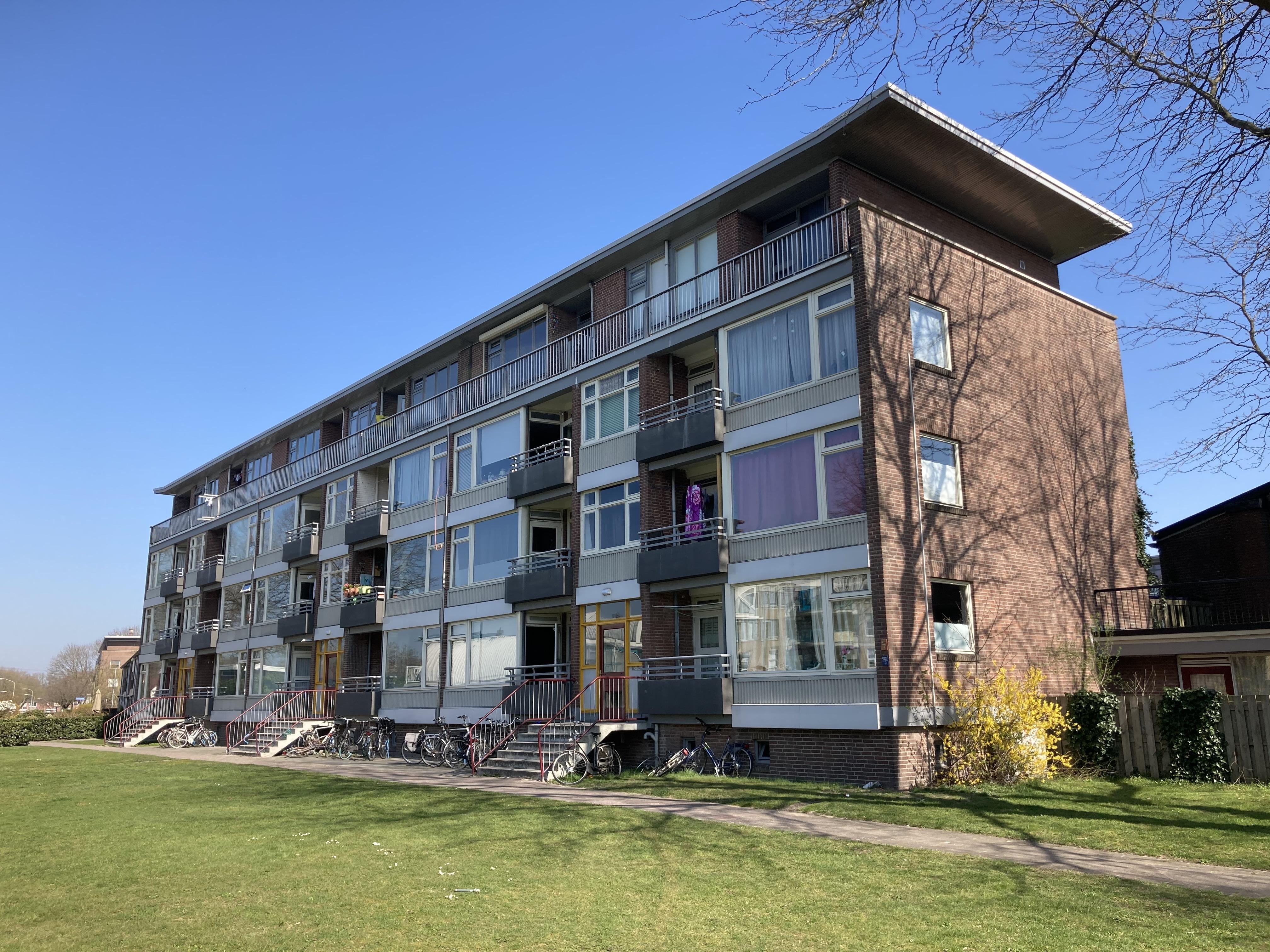 Een van de vijf flats van de gerenommeerde architect Arno Nicolai in de Emmer wijk Emmermeer.