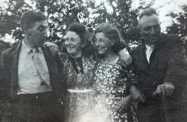 (vlnr) Mau Stern (broer van Betje), Coba Dalsheim, Greet van Dijk, Philippus Dalsheim (vader van Coba en Lina). 