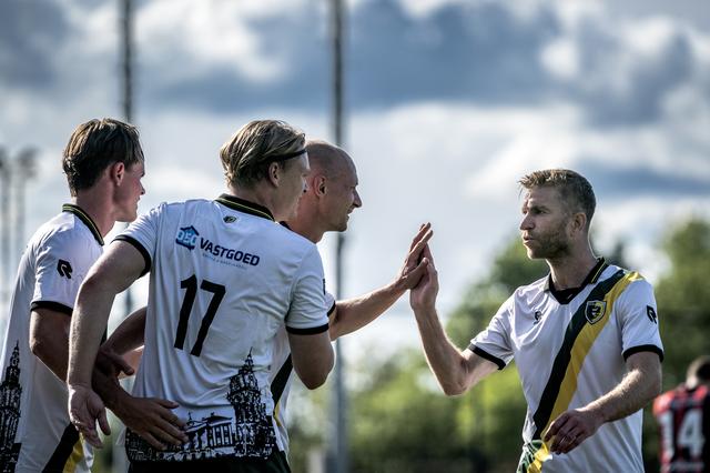 Michael de Leeuw en Rob van der Leij geven elkaar een high five.