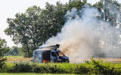 Busje in brand op A7 bij Marum.
