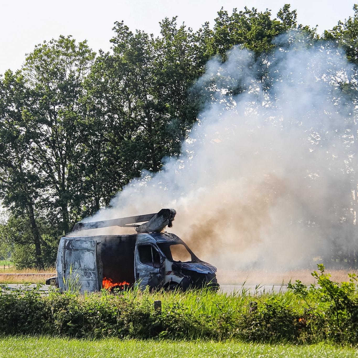 Busje in brand op A7 bij Marum.
