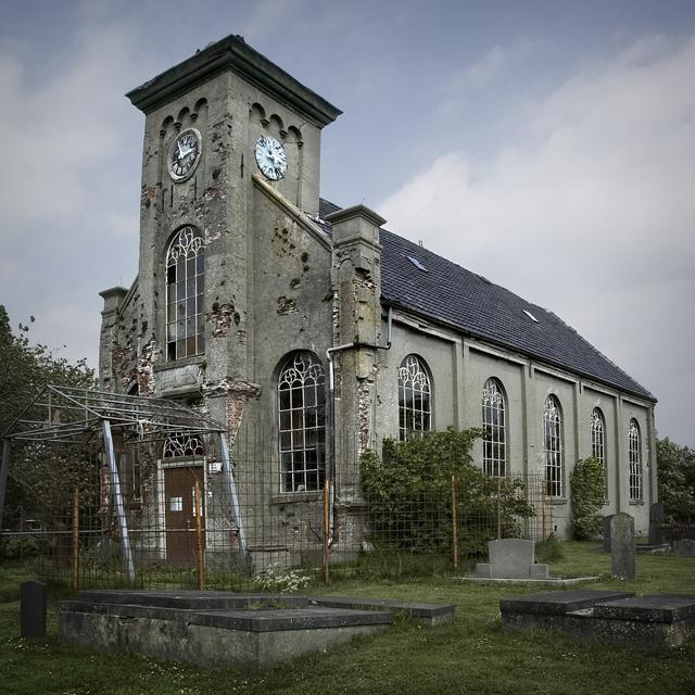 De oude kerk verkeerde in erbarmelijke staat en was niet meer te redden. Ze werd in 2015 gesloopt. 