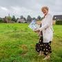 Wethouder Ellen van Klaveren op de locatie aan de Schoolstraat in Oude Pekela waar woningen van hennep worden gebouwd. 