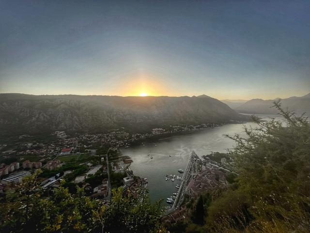 Kotor ligt aan een baai en heeft een prachtig historisch centrum. 