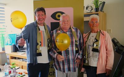 V.l.n.r.: Steven Kazàn, ambassadeur van Stichting Lezen en Schrijven, Henry Nijborg,  Taalheld Groningen 2026, en Jenny Damveld, vrijwilliger bij Taalhuis Veendam en 'docente' van Henry.
