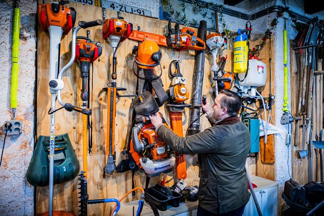 Voor het onderhoud heeft Stijn heel wat gereedschap nodig.