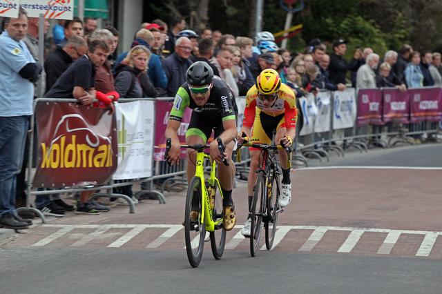 Beeld van de Wielermeerdaagse van 2019 in De Wilp. Henk Bos en Hartthijs de Vries rijden vol gas richting de finish.