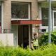 Een agent bij de portiekwoning aan de Helperzoom in Groningen, waar een vrouw (24) om het leven kwam door een politiekogel.