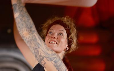 Na een lange reis besloot Sanne alleen nog dingen te doen waar ze blij van wordt. Opgieten in de sauna is een van die dingen.