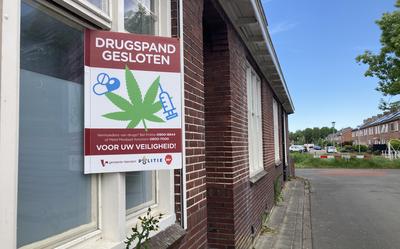 Het gesloten drugspand aan de Van Delftstraat in Wildervank.