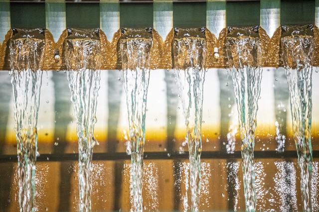 Een beeld van de zogeheten cascadezuivering van water.