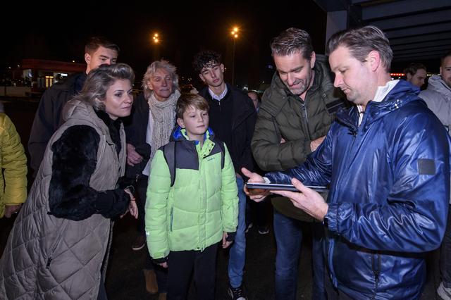 Roy Stroeve (blauwe jas) toont filmpjes van voormalig keepers Ten Rouwelaar en Scherpen aan de familie Van Vilsteren. 