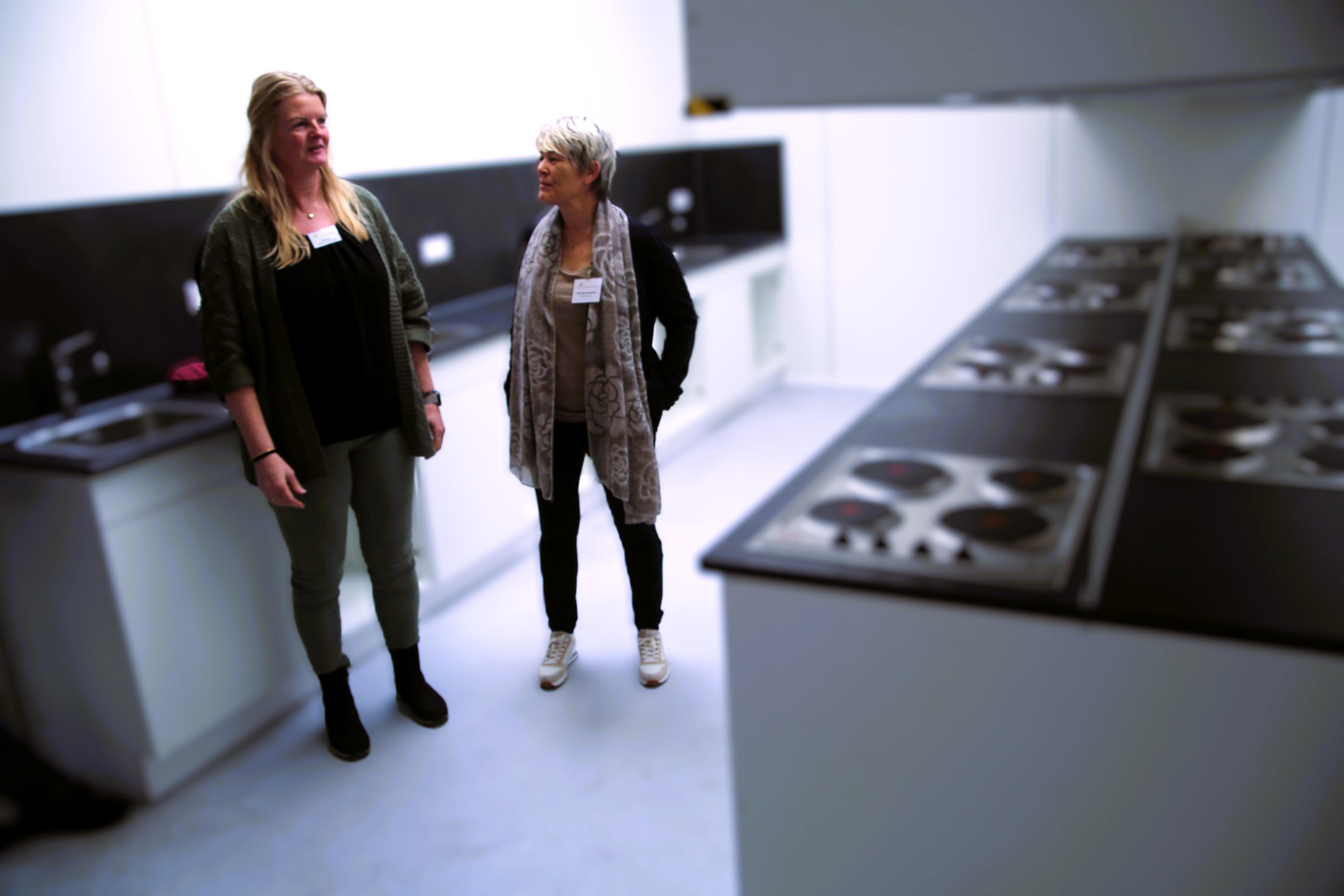 Ingeborg Wip, locatiemanager per 15 april, en woordvoerder Alet Bouwmeester in de keuken.