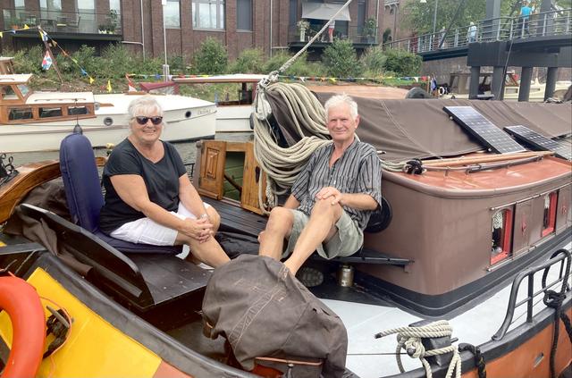 Ann en Ruurd IJpelaar op hun historische skûtsje. ,,Het is best zwaar werk, maar we kunnen het nog niet laten.''