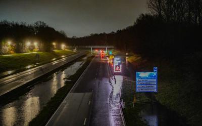 Op de Rondweg in Emmen is maandagavond de afrit naar de Nieuw-Amsterdamsestraat afgesloten wegens hoog water. 