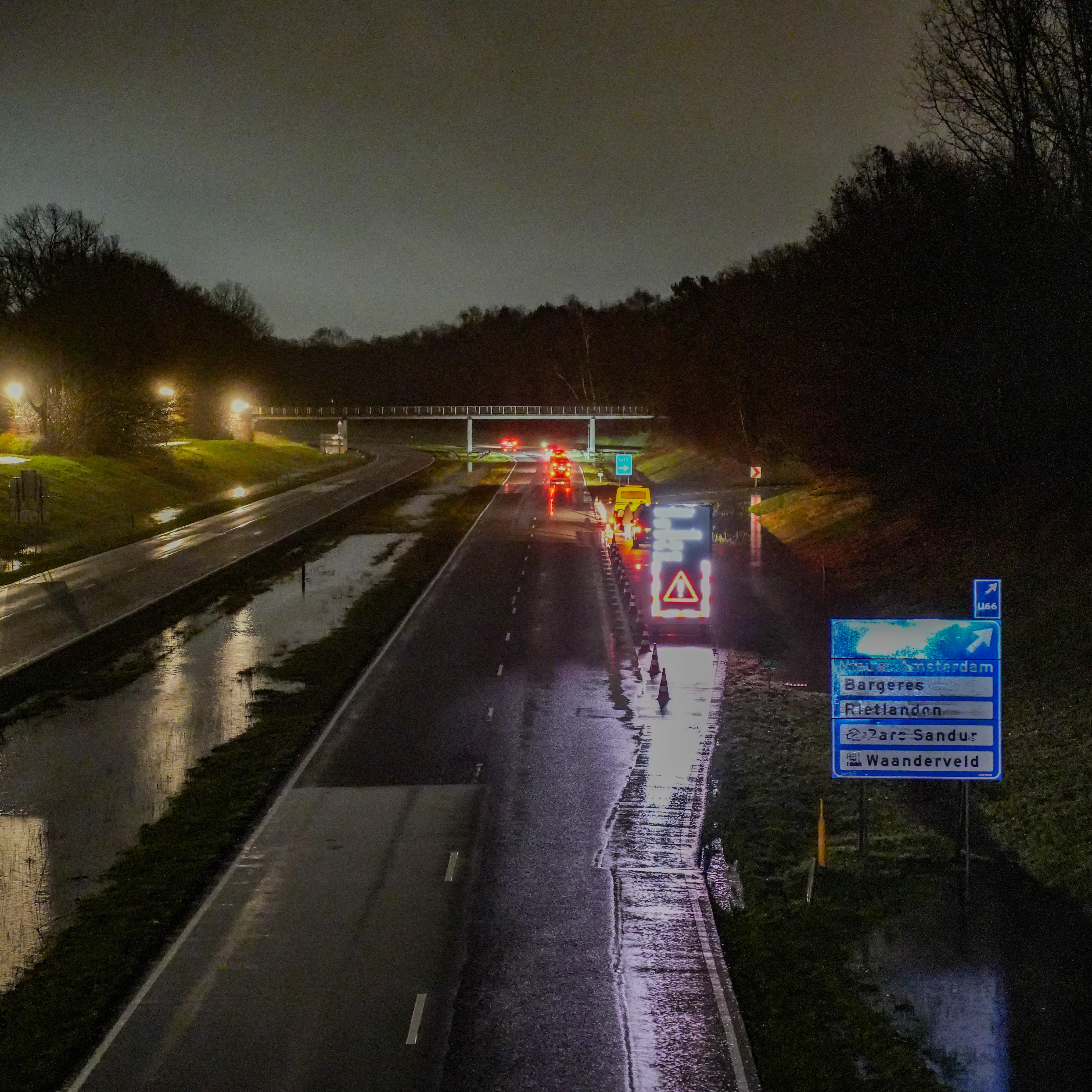 Op de Rondweg in Emmen is maandagavond de afrit naar de Nieuw-Amsterdamsestraat afgesloten wegens hoog water. 