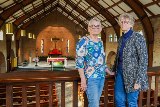 Willy Siekman (links) en Mia van Hebel, trouwe kerkbezoekers en sinds jaar en dag vrijwilliger in de Sint Franciscus.
